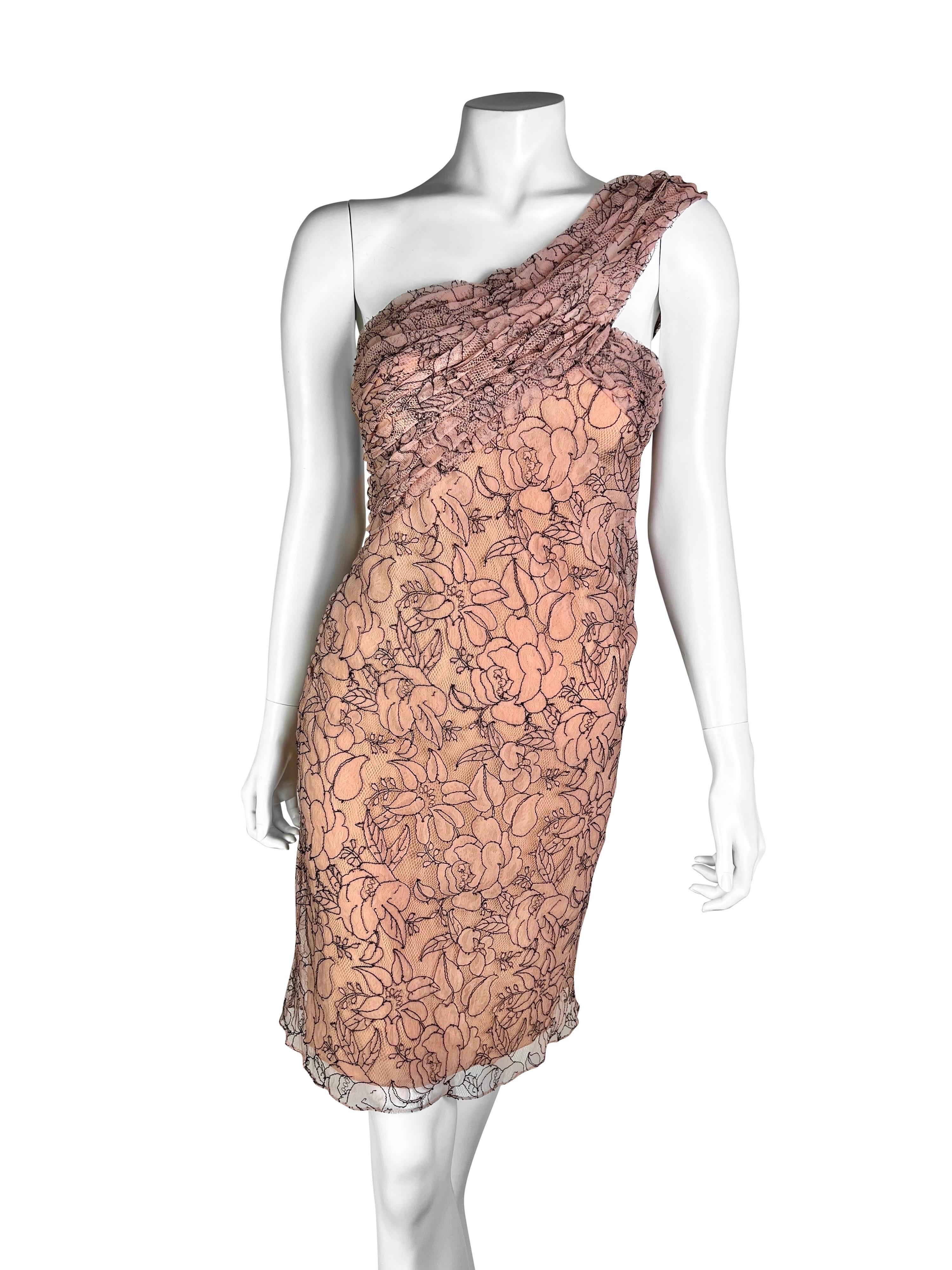Une superbe robe en soie avec une magnifique couche de dentelle complexe, signature de la collection, couleur neutre, très flatteuse sur différentes carnations. 

Taille FR 38.

Mesures (à plat sur un côté) :
- D'aisselle à aisselle - 41 cm (16