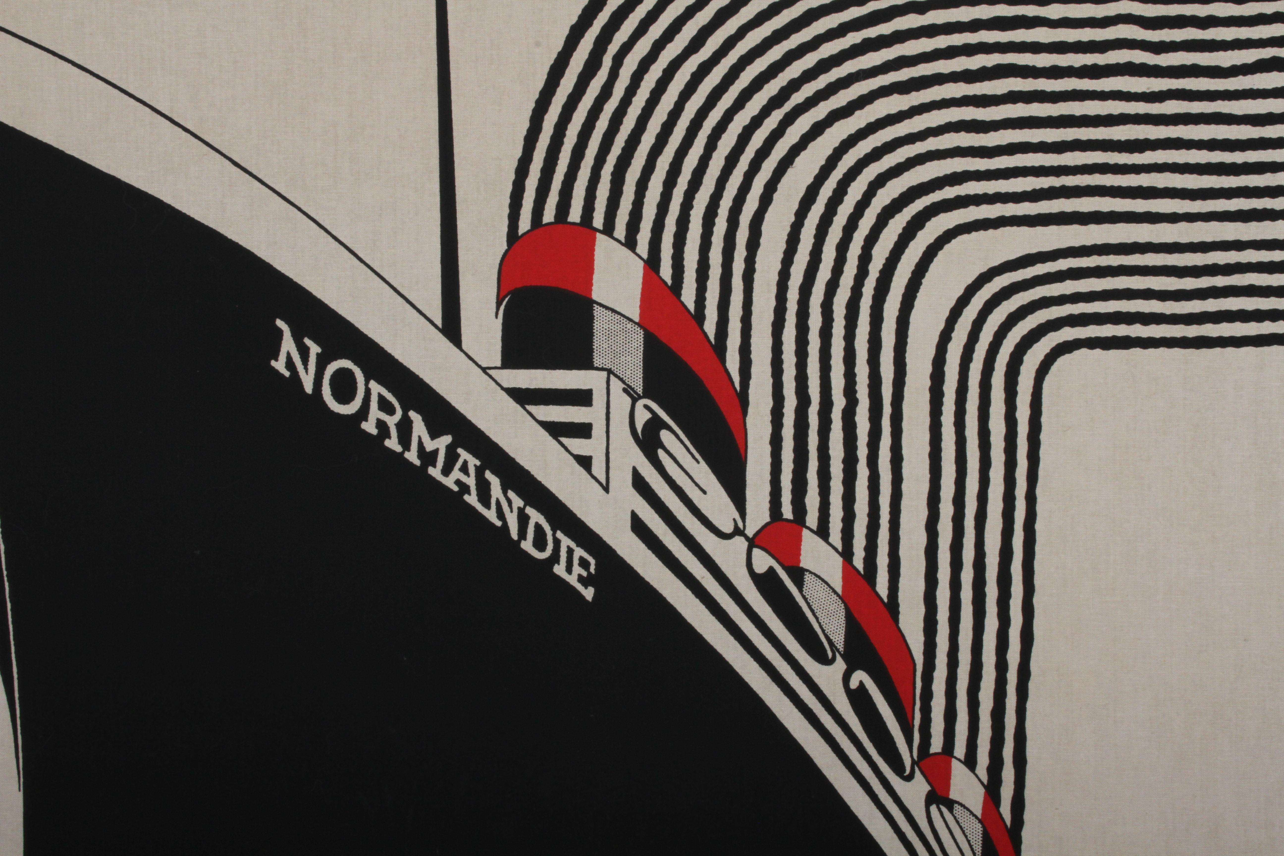 La tenture murale en tissu imprimé / textile encadré Normandie:: conçue par Frances Butler pour Strömma Sweden:: vers la fin des années 1960. Superbe sérigraphie en coton Art déco représentant le célèbre paquebot français des années 1930. Un très
