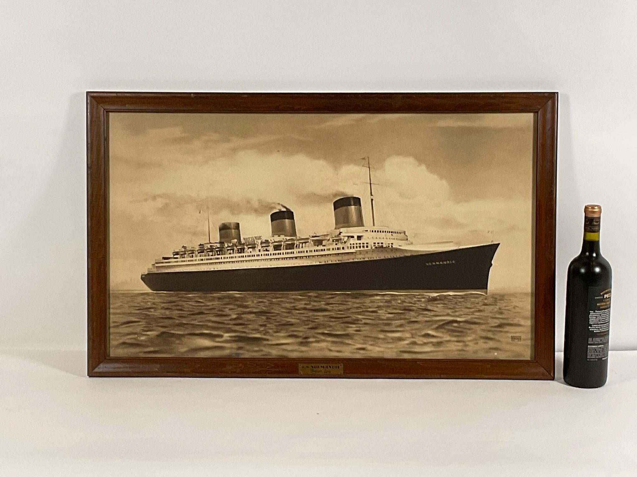 Affiche originale en français du SS Normandie portant la marque de NASCON Service Incorporated New York. Monté sur un cadre en bois d'origine et une plaque en laiton gravée 