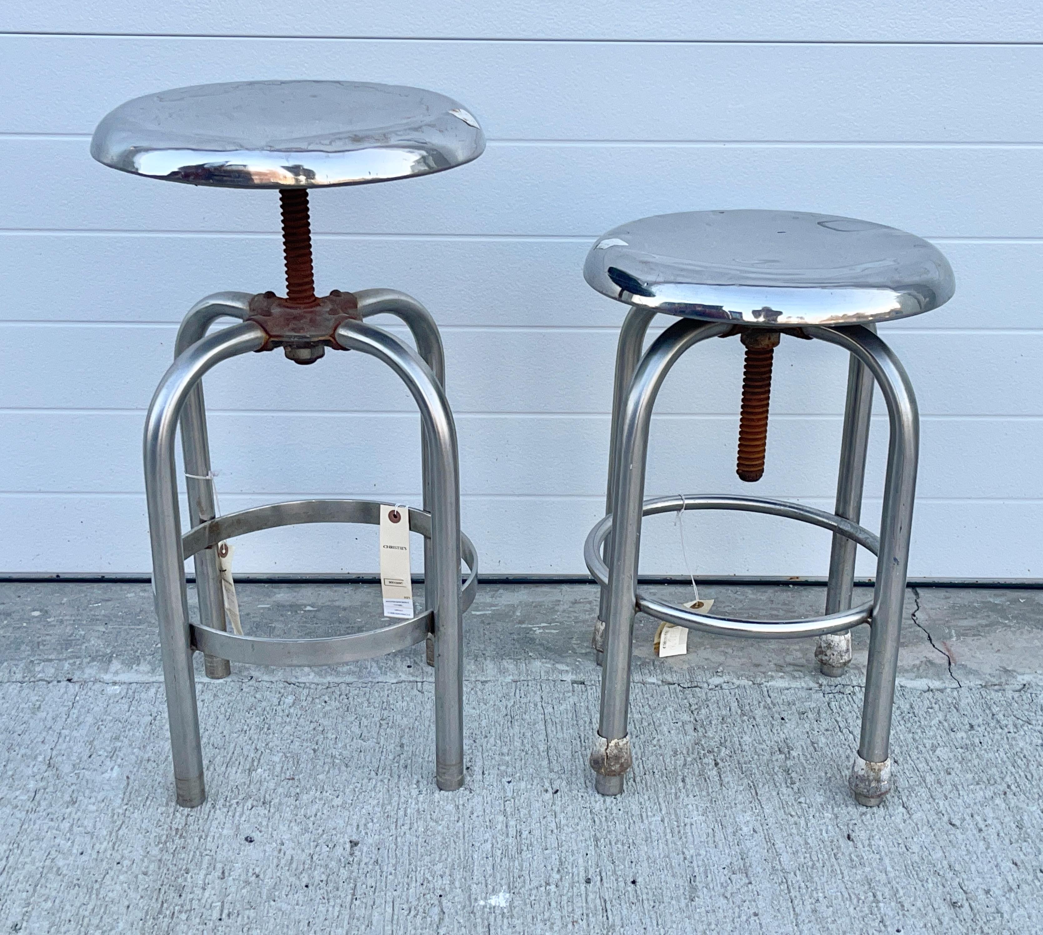 Mid-Century Modern S.S. États-Unis Paire de tabourets pivotants en aluminium poli en vente