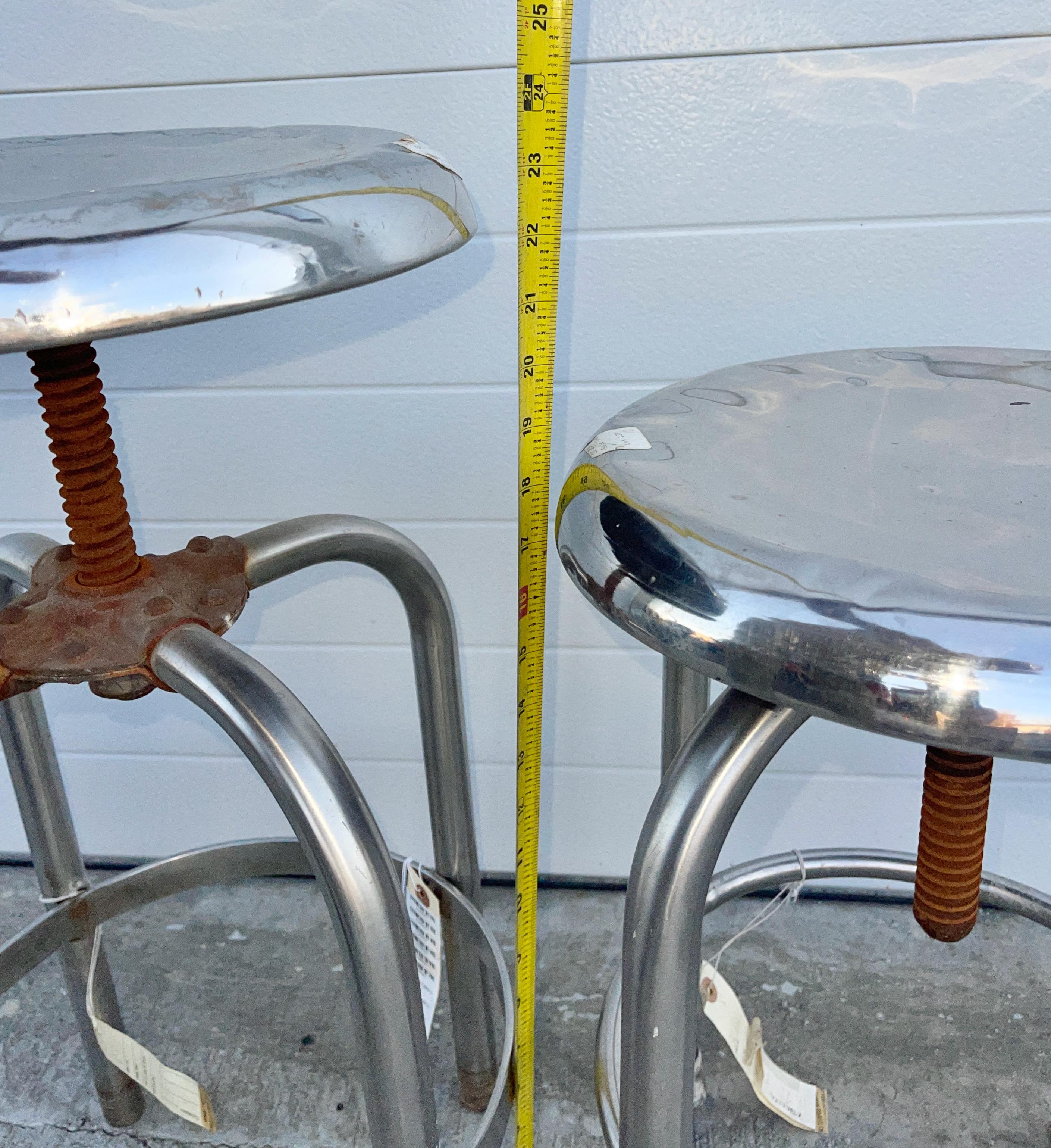 S.S. États-Unis Paire de tabourets pivotants en aluminium poli en vente 1