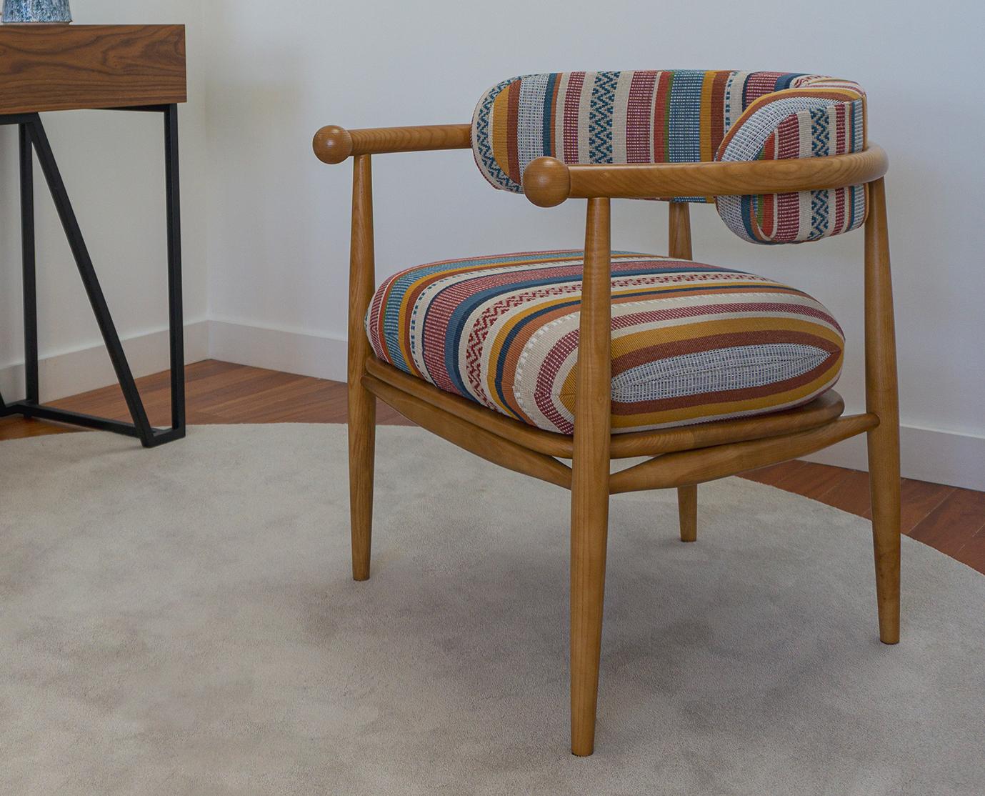 Sillón SS1: Respaldo curvo y confort intemporal en madera en venta 7