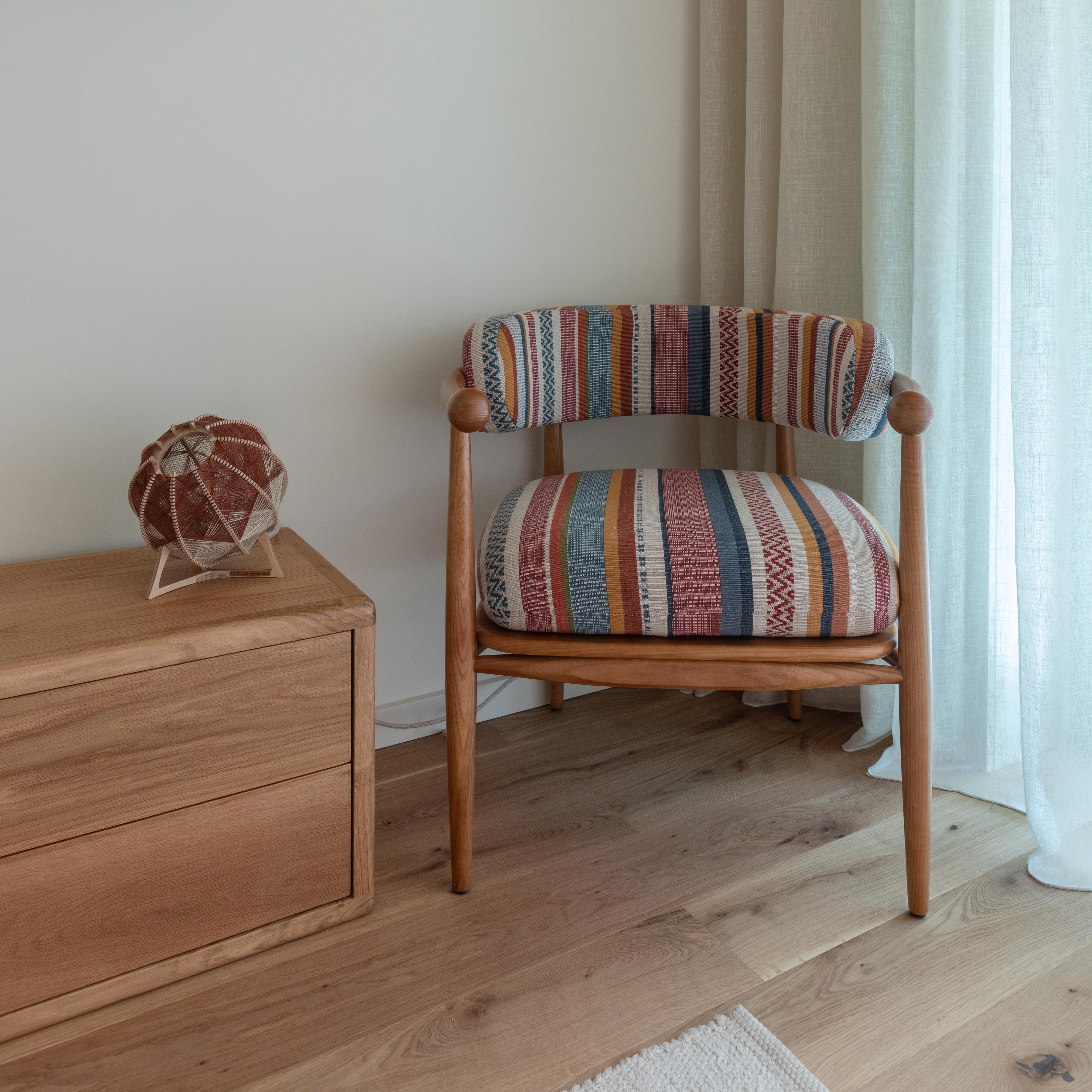 Sillón SS1: Respaldo curvo y confort intemporal en madera Barnizado en venta