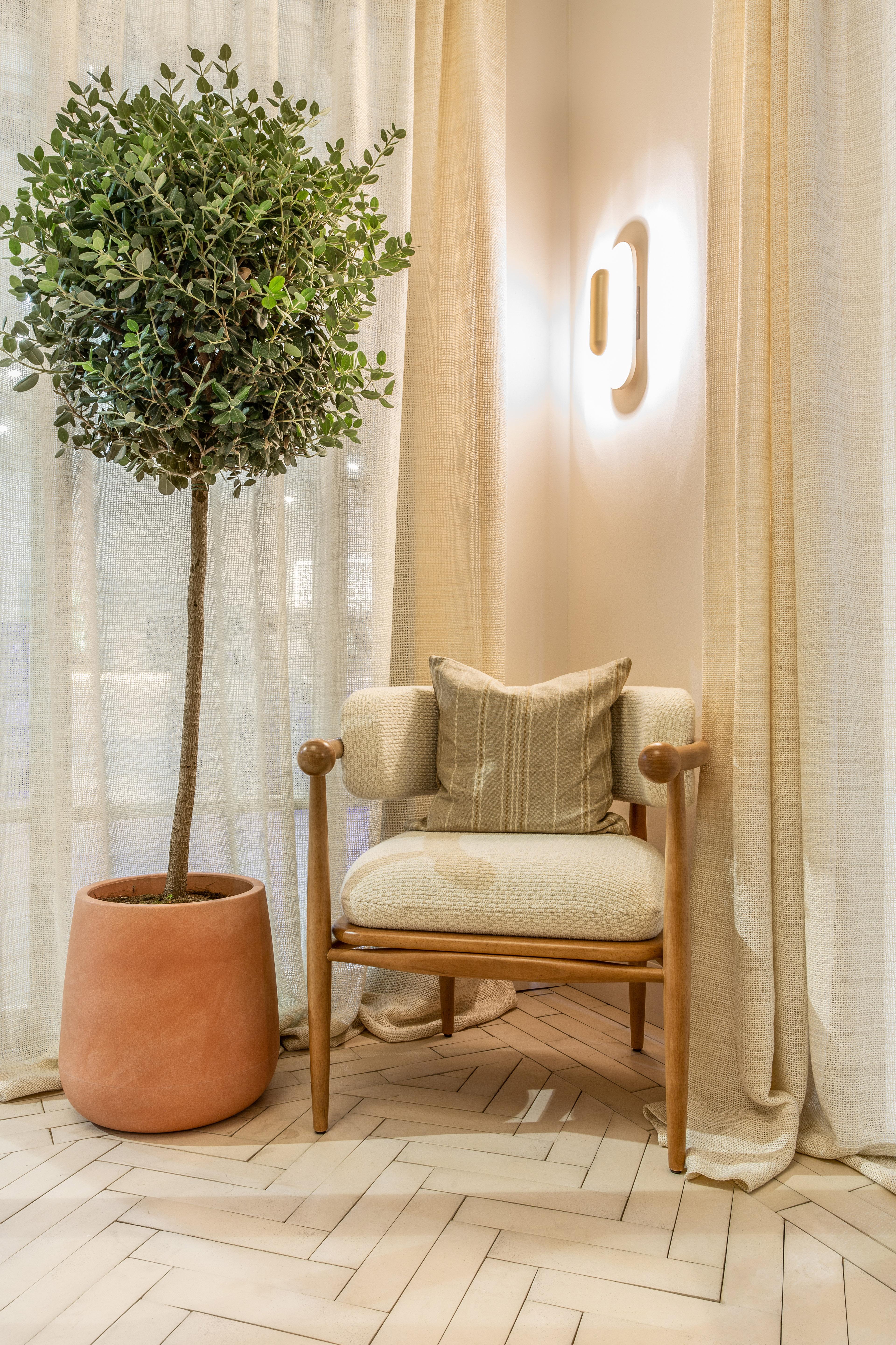 Sillón SS1: Respaldo curvo y confort intemporal en madera Siglo XXI y contemporáneo en venta