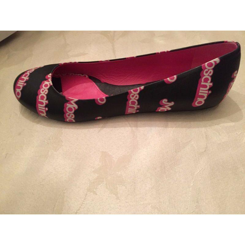SS15 Moschino Couture Jeremy Scott Barbie Black Pink Logo Flat Ballet Shoes 37.5 In New Condition For Sale In Matthews, NC