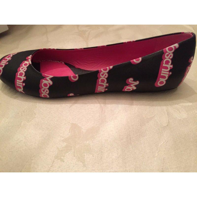 SS15 Moschino Couture Jeremy Scott Barbie Black Pink Logo Flat Ballet Shoes 38.5 In New Condition For Sale In Matthews, NC