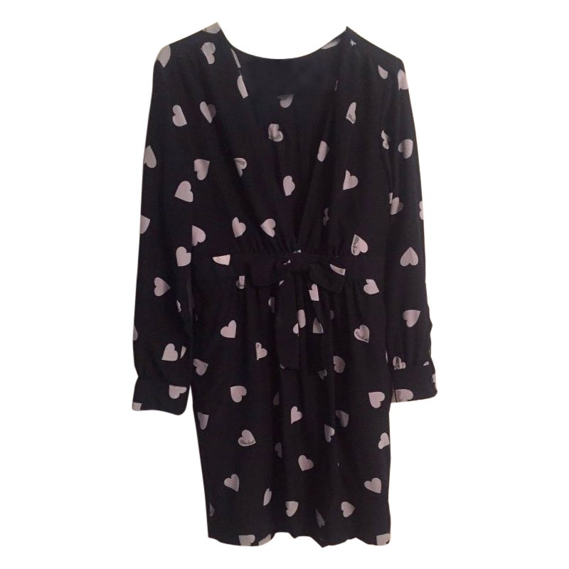SS15 Moschino Couture x Jeremy Scott Schwarzes Kleid aus Seide mit Herzdruck und Vorderschleife im Angebot