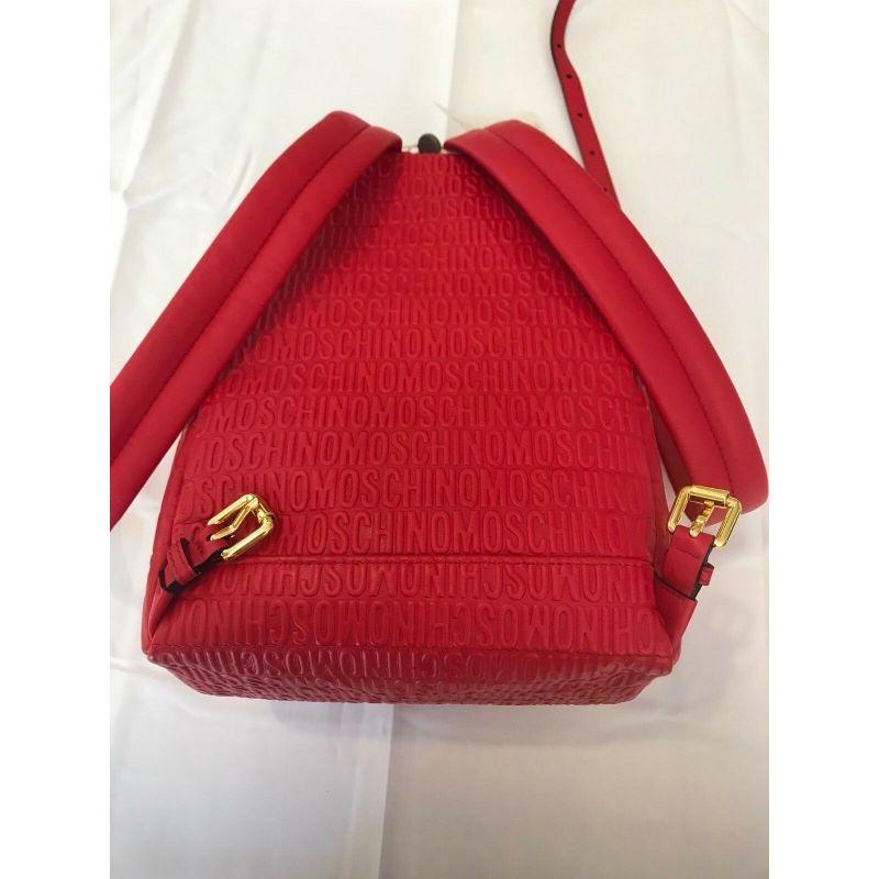 Sac à dos Moschino Couture en cuir rouge avec logo en relief sur le dessus et logo imprimé Jeremy Scott SS17 en vente 6