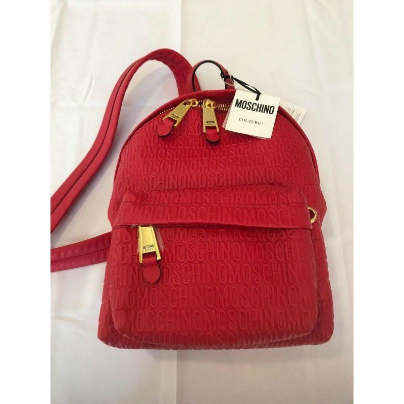 Sac à dos Moschino Couture en cuir rouge avec logo en relief sur le dessus et logo imprimé Jeremy Scott SS17 Neuf - En vente à Matthews, NC