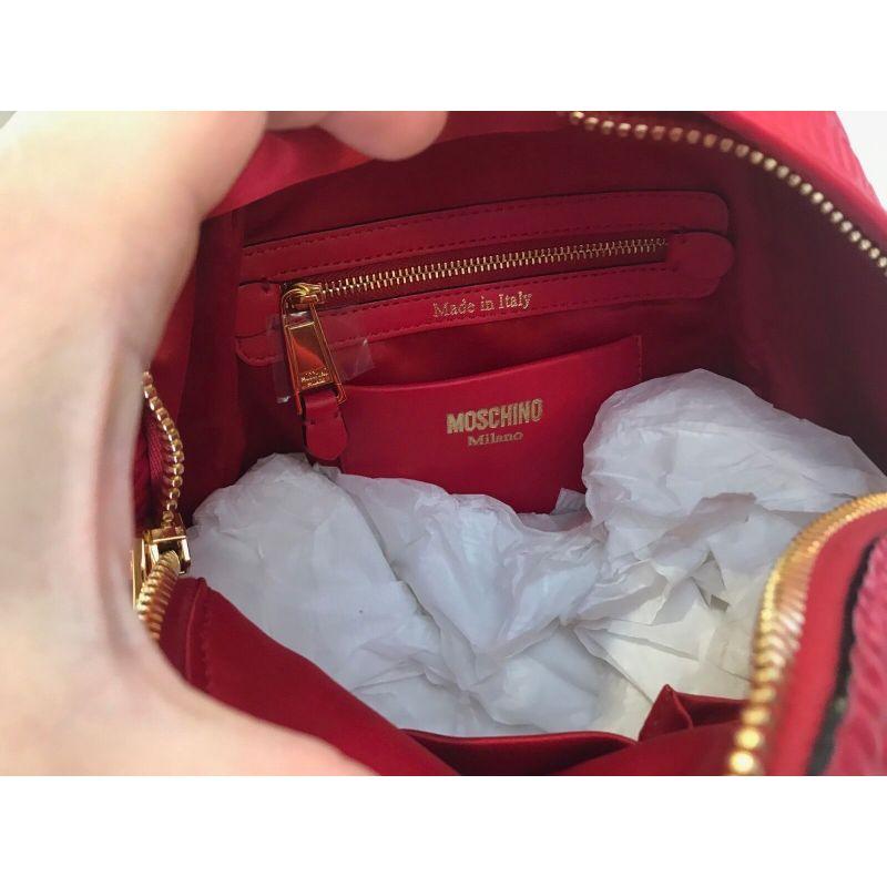Sac à dos Moschino Couture en cuir rouge avec logo en relief sur le dessus et logo imprimé Jeremy Scott SS17 Pour femmes en vente