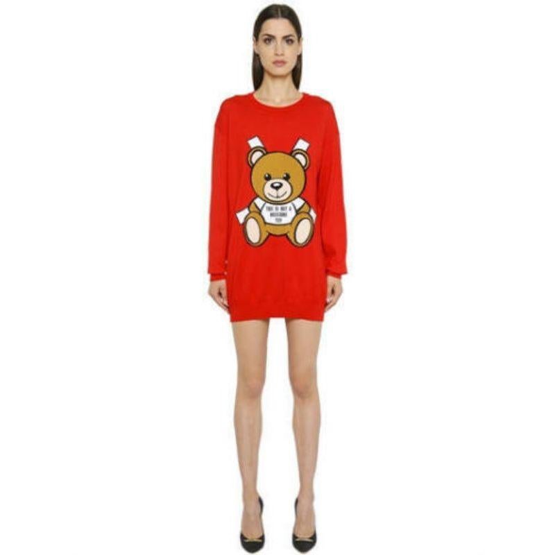 SS17 Moschino Couture Jeremy Scott Teddybär-Papier-Doll-Kleid mit rotem Intarsien

Zusätzliche Informationen:
MATERIAL: 100% Baumwolle	
Farbe: Rot/Braun/Weiß	
Muster: Teddybär-Papierpuppe
Stil: Pullover / Pulli
Größe : 36, 40 IT
100%