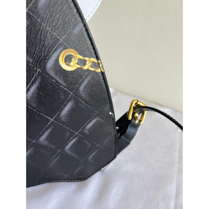 Sac à dos en cuir noir en trompe-l'œil Moschino Couture Jeremy Scott SS17 en vente 7