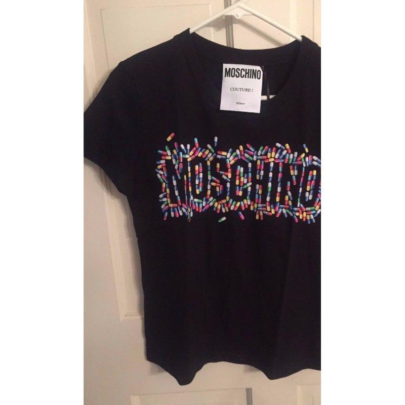 SS17 Moschino Couture x Jeremy Scott JustSayMoschino Pills Logo T-shirt

Additional Information:
Material: 100% Cotton    
Color: Multi-Color/Black
Pattern: Pills Logo
Style: Short Sleeve 
Size: 2XS
100% Authentic!!!
Condition: Brand new with tags