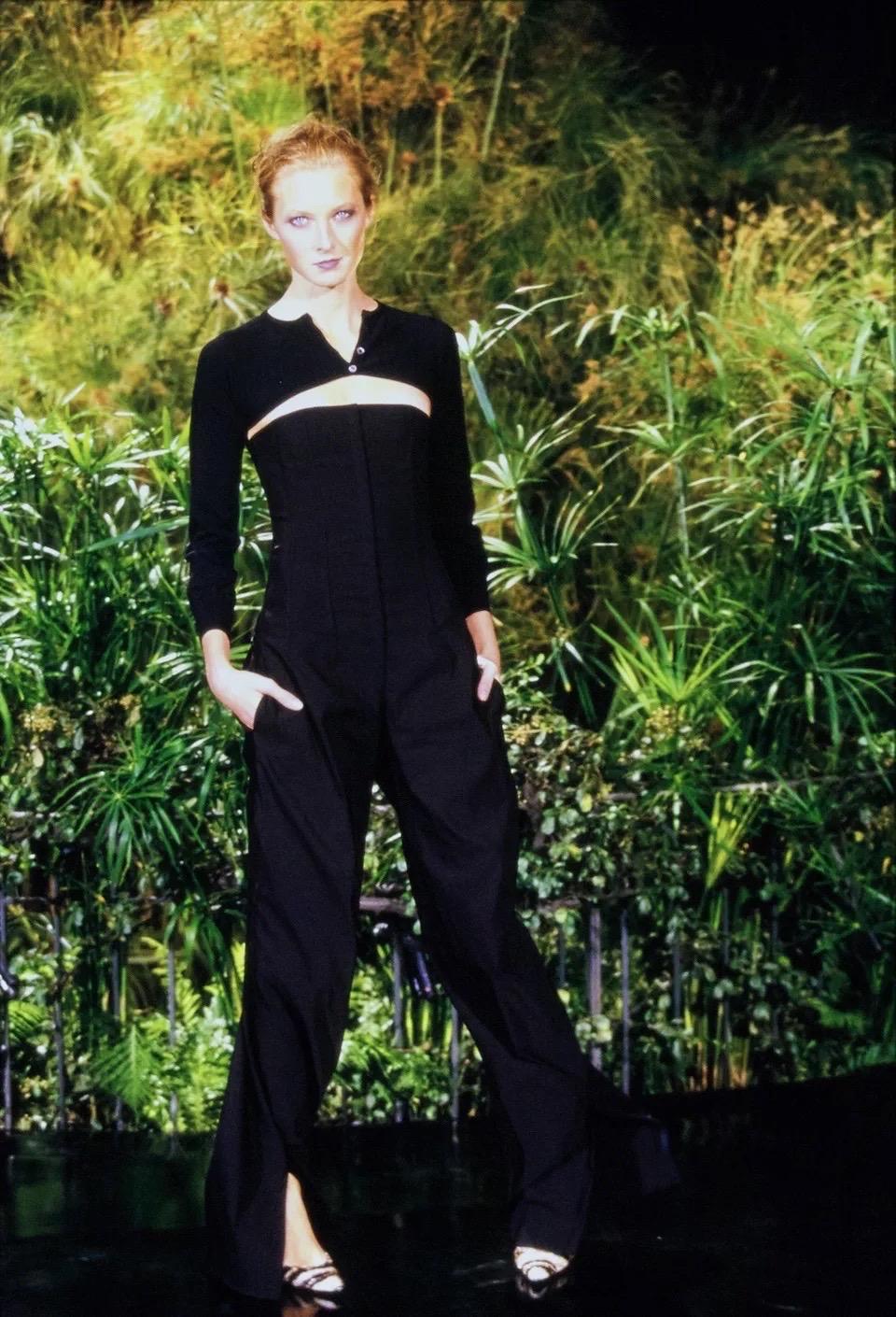 S/S 1999 Dolce & Gabbana Gestrickte Hose.
Auf dem Laufsteg ist die schwarze Version zu sehen.

▪ Gemisch aus Alpaka, Wolle und Acryl
▪ Vier Knopfverschlüsse vorne  
▪ Lange Ärmel 
▪ Größe IT42 / UK10 / US8

Abmessungen:
- Brustumfang: 38 cm / 15