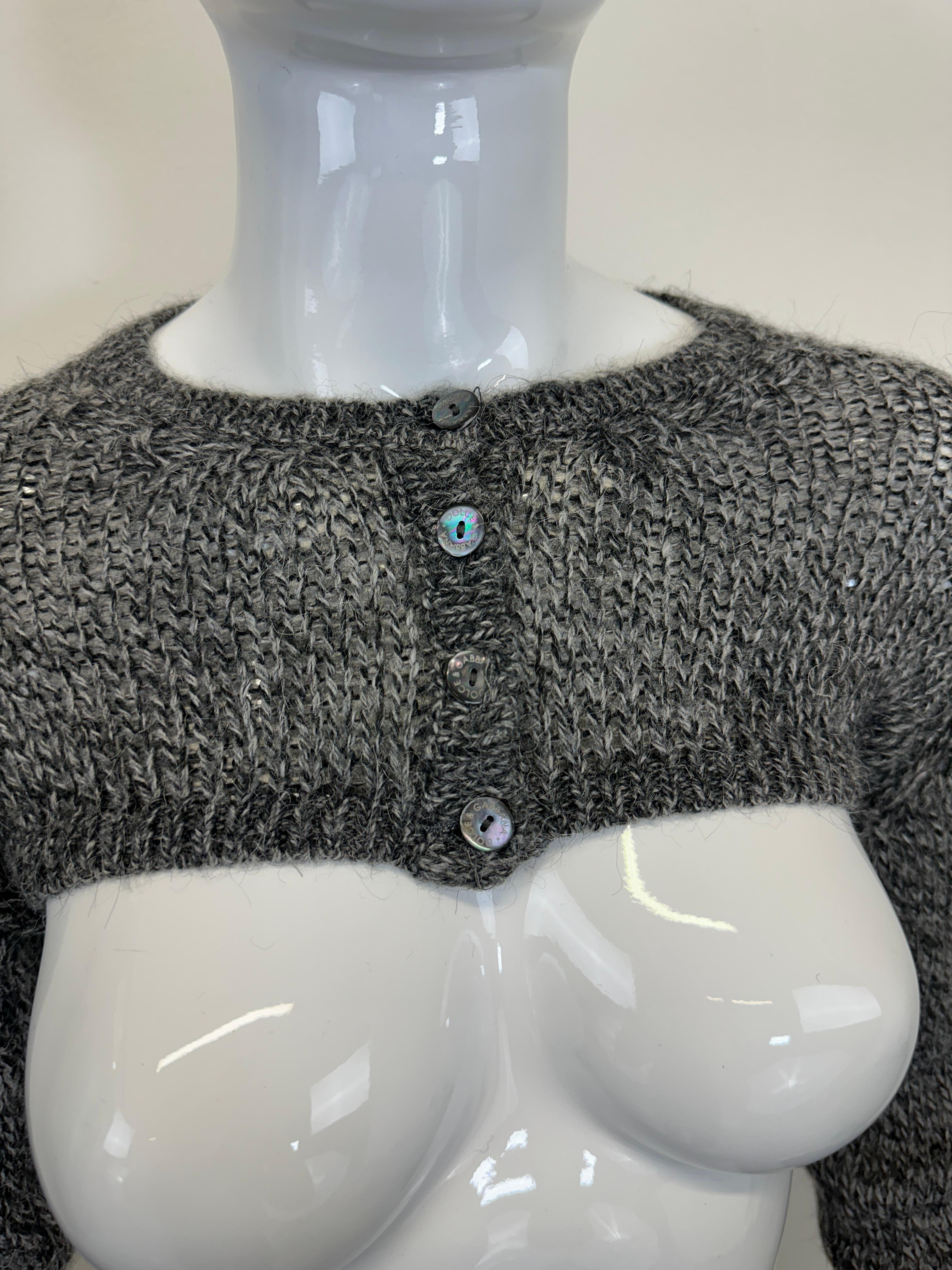 SS1999 Dolce & Gabbana Laufsteg Strickjacke mit langen Ärmeln aus grauer Wolle in Kurzform Damen im Angebot