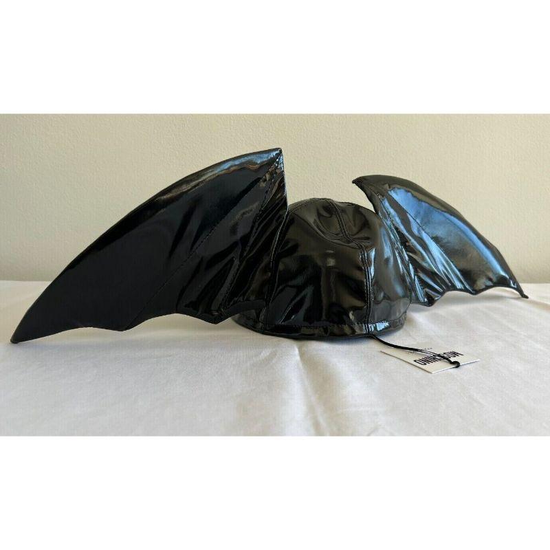 SS20 Moschino Couture Fledermaus Flügel Hut Trick oder Chic Halloween von Jeremy Scott im Zustand „Neu“ im Angebot in Matthews, NC