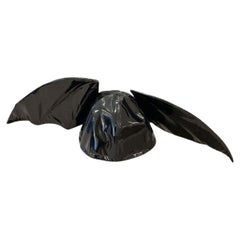 SS20 Moschino Couture Fledermaus Flügel Hut Trick oder Chic Halloween von Jeremy Scott