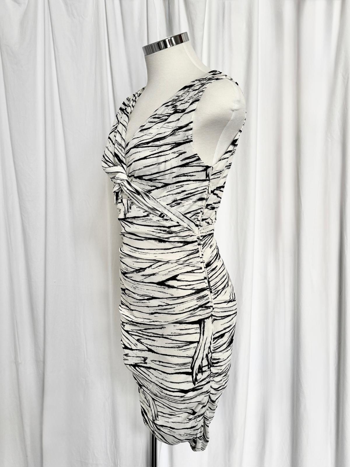 ¡Súper raro!

Moschino Couture
Vestido Bodycon Estampado Momia 

Colección Halloween SS20 de Jeremy Scott


¡¡¡100% Auténtico!!!

PVPR: 1295



Estado: Nuevo con etiquetas

Color: blanco/negro

Patrón: Estampado de momia

100%