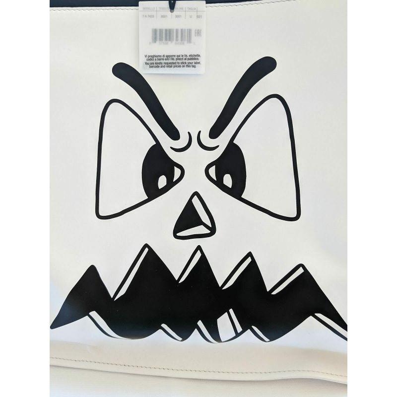 Moschino Couture - Sac à main en cuir blanc « Ghost Pumpkin Face » SS20 avec logo Jeremy Scott

Informations supplémentaires :
Matière : Détails en plastique, cuir
Couleur : blanc
Modèle : Visage de citrouille
Style : Shopper
Dimension : 12.8 L x