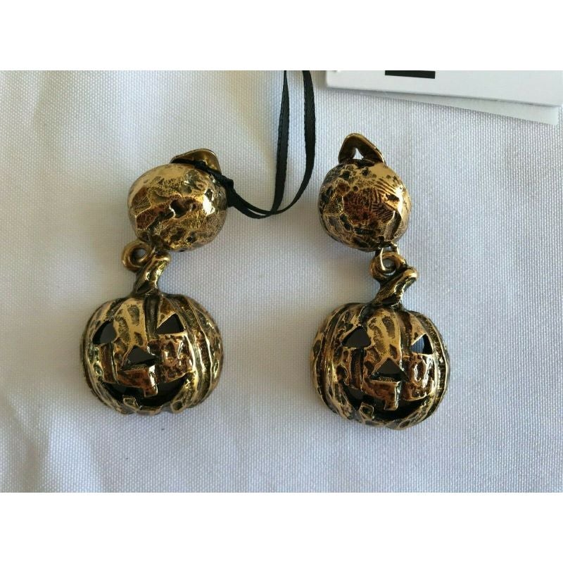 SS20 Moschino Couture Jeremy Scott Gold Electroplated Pumpkin Earrings Halloween

Additional Information:
Material: Metal, electroplated
Color: Gold
Pattern: Pumpkin
Style: Clip
Dimension: 2.25 H in
100% Authentic!!!
Condition: Brand new, original