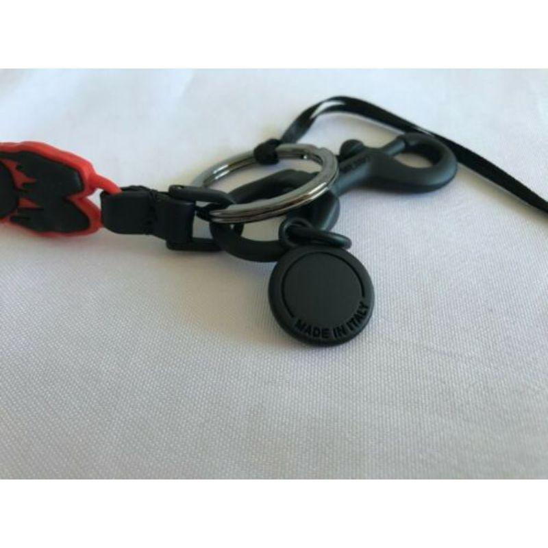 SS20 Moschino Couture Jeremy Scott Halloween Rote Schlüsselanhänger mit schwarzem Dripping-Logo im Angebot 6