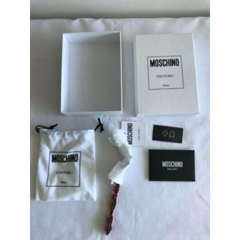SS20 Moschino Couture Jeremy Scott Halloween Rote Schlüsselanhänger mit schwarzem Dripping-Logo im Angebot 7