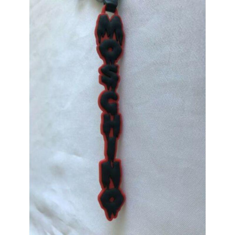 SS20 Moschino Couture Jeremy Scott Halloween rot Schlüsselanhänger w / schwarz Dripping Logo

Zusätzliche Informationen:
MATERIAL: Polyester
Farbe: Schwarz/Rot
Muster: Tropfender Logo-Effekt
Abmessungen: 8,25 B x 5,75 H in
Charakter-Familie: