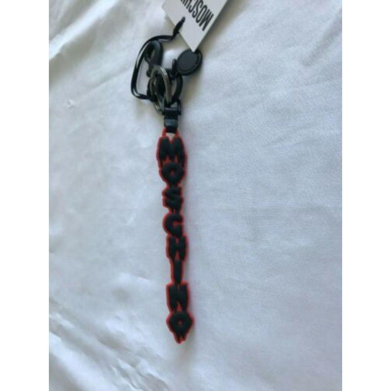 SS20 Moschino Couture Jeremy Scott Halloween Rote Schlüsselanhänger mit schwarzem Dripping-Logo im Zustand „Neu“ im Angebot in Palm Springs, CA