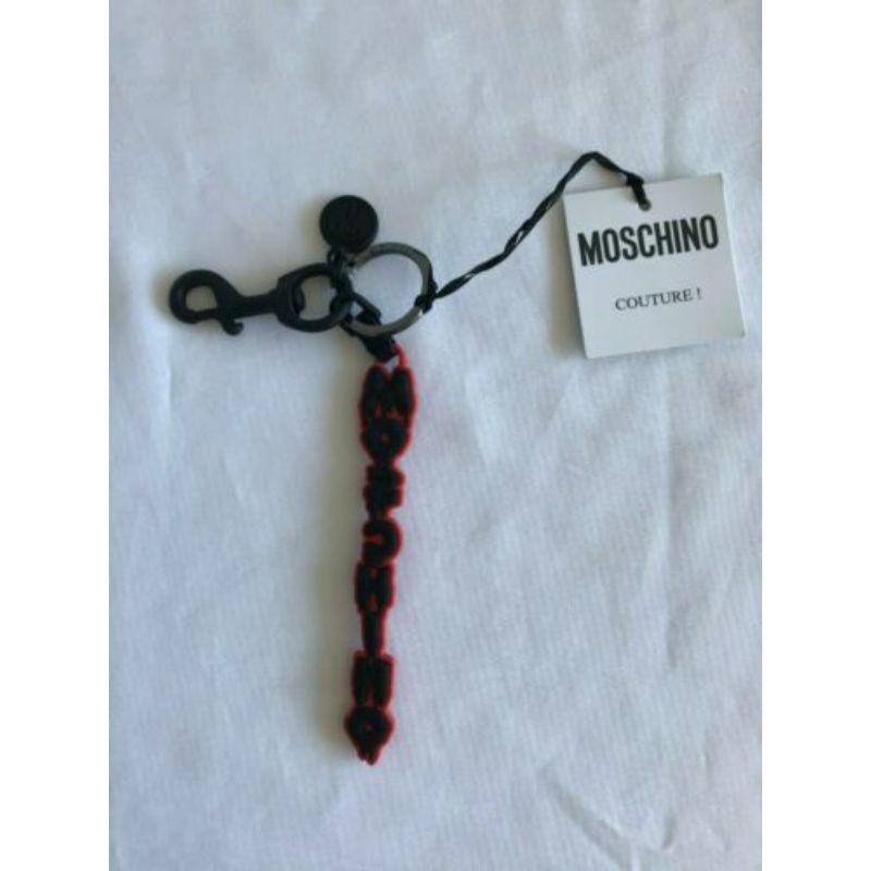 SS20 Moschino Couture Jeremy Scott Halloween Rote Schlüsselanhänger mit schwarzem Dripping-Logo im Angebot 1