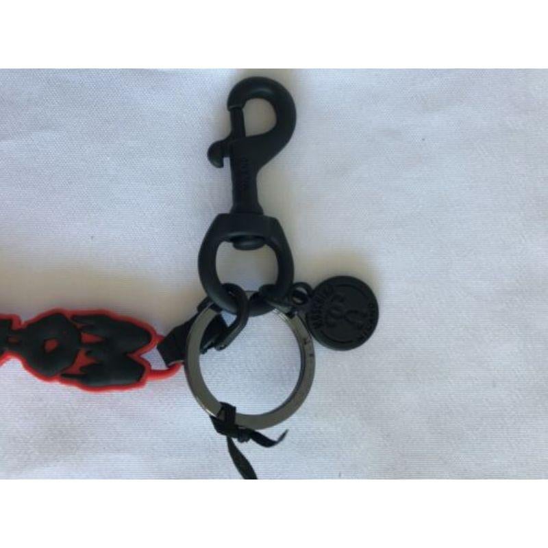 SS20 Moschino Couture Jeremy Scott Halloween Rote Schlüsselanhänger mit schwarzem Dripping-Logo im Angebot 2