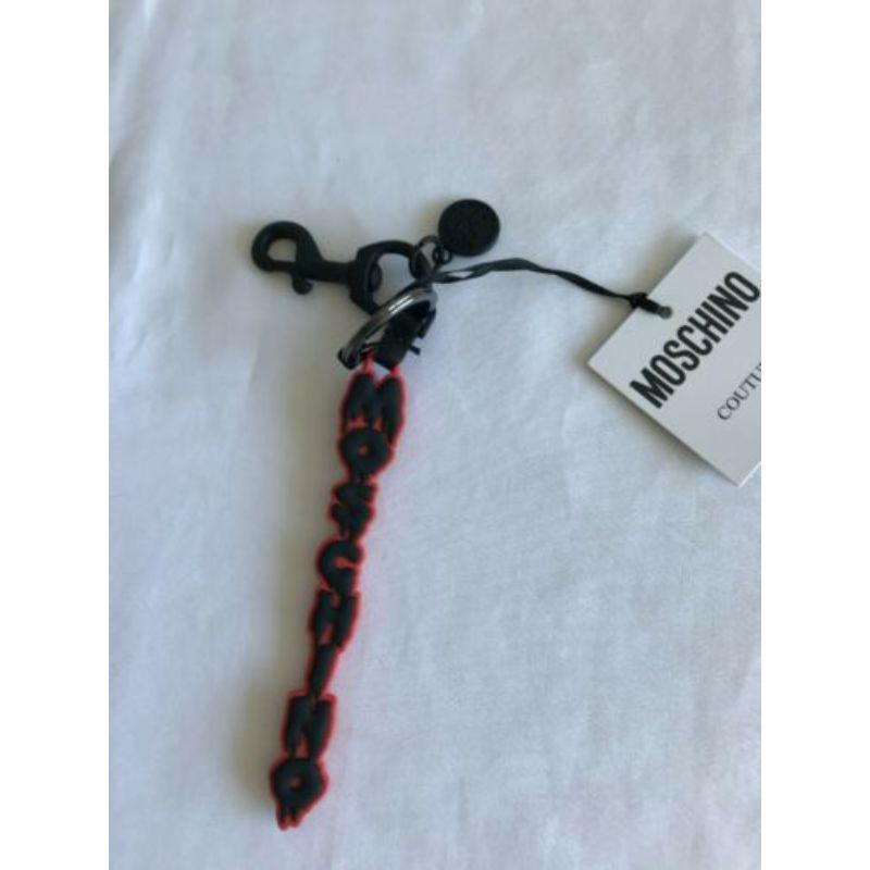 SS20 Moschino Couture Jeremy Scott Halloween Rote Schlüsselanhänger mit schwarzem Dripping-Logo im Angebot 3