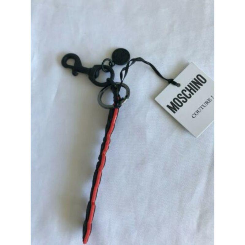 SS20 Moschino Couture Jeremy Scott Halloween Rote Schlüsselanhänger mit schwarzem Dripping-Logo im Angebot 4