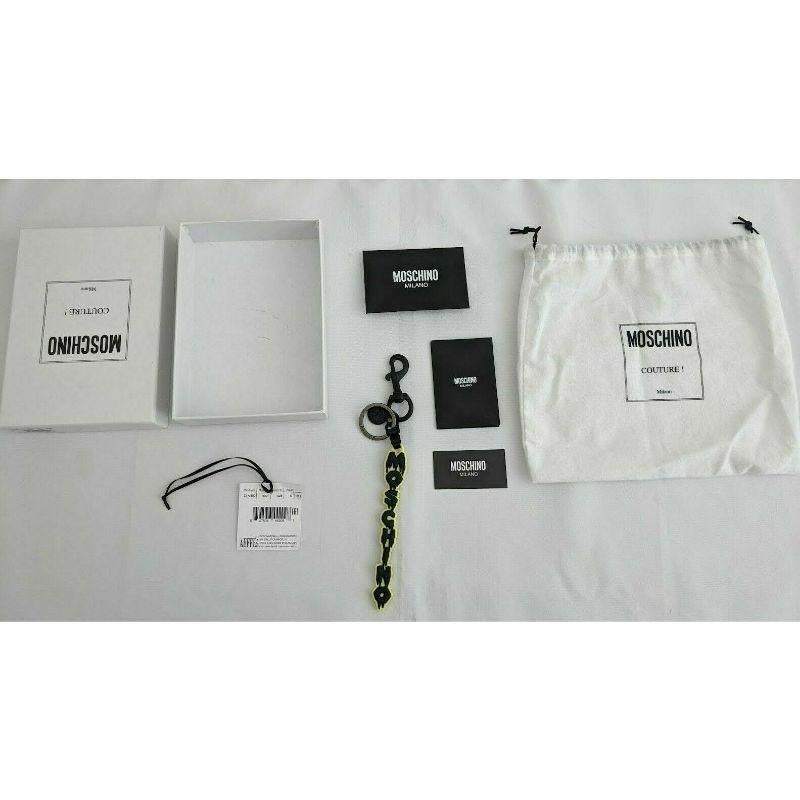 SS20 Moschino Couture Jeremy Scott Halloween Gelbe Schlüsselanhänger mit schwarzem Dripping-Logo im Angebot 5