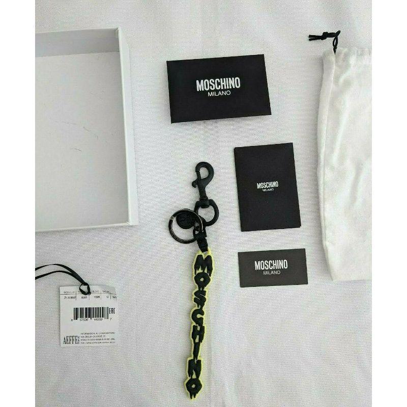 SS20 Moschino Couture Jeremy Scott Halloween Gelbe Schlüsselanhänger mit schwarzem Dripping-Logo im Angebot 6