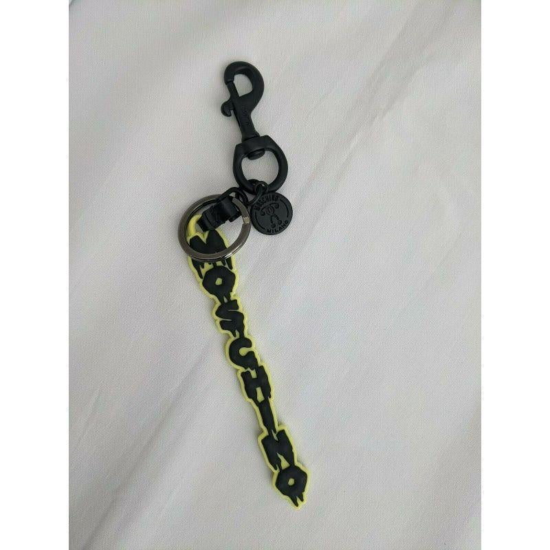 SS20 Moschino Couture Jeremy Scott Halloween Gelbe Schlüsselanhänger mit schwarzem Dripping-Logo (Schwarz) im Angebot