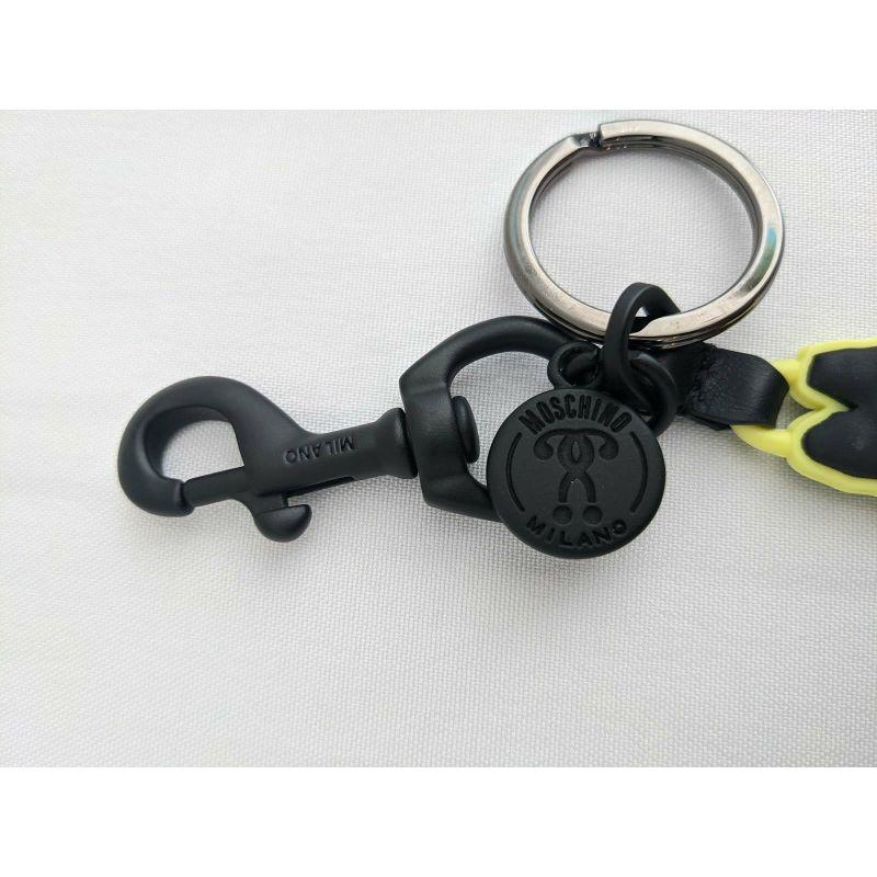 SS20 Moschino Couture Jeremy Scott Halloween Gelbe Schlüsselanhänger mit schwarzem Dripping-Logo im Angebot 1