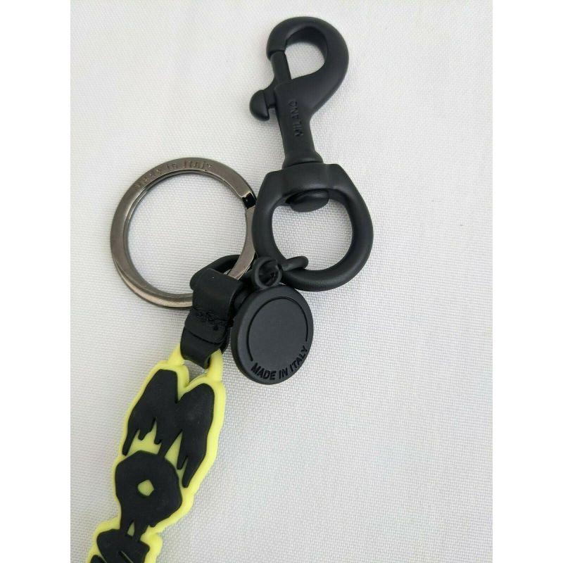 SS20 Moschino Couture Jeremy Scott Halloween Gelbe Schlüsselanhänger mit schwarzem Dripping-Logo im Angebot 2