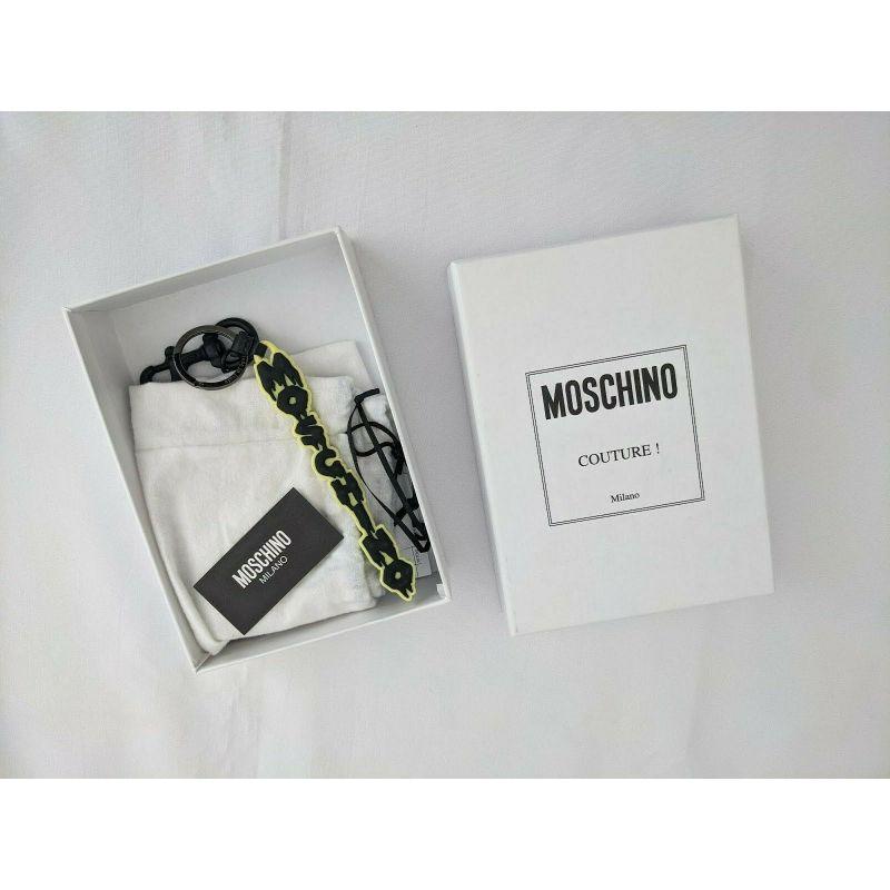 SS20 Moschino Couture Jeremy Scott Halloween Gelbe Schlüsselanhänger mit schwarzem Dripping-Logo im Angebot 4