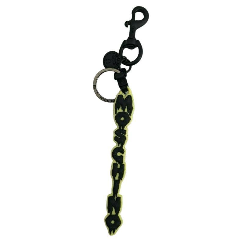 SS20 Moschino Couture Jeremy Scott Halloween Gelbe Schlüsselanhänger mit schwarzem Dripping-Logo im Angebot