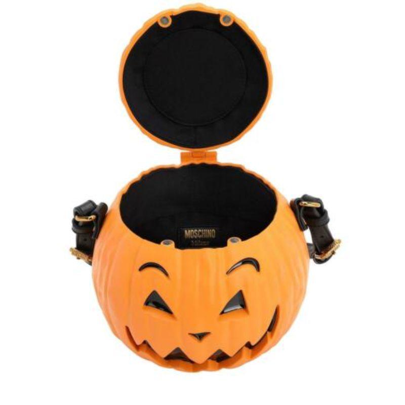 SS20 Moschino Couture Jeremy Scott Kürbis Top Handle Orange Tasche Halloween

Zusätzliche Informationen:
MATERIAL: ABS, Satin, Metall
Farbe: Orange
Muster: Kürbis
Stil: Handtasche
Abmessungen: 7,5 B x 7,5 T x 6 H in
100% authentisch!!!
Zustand: