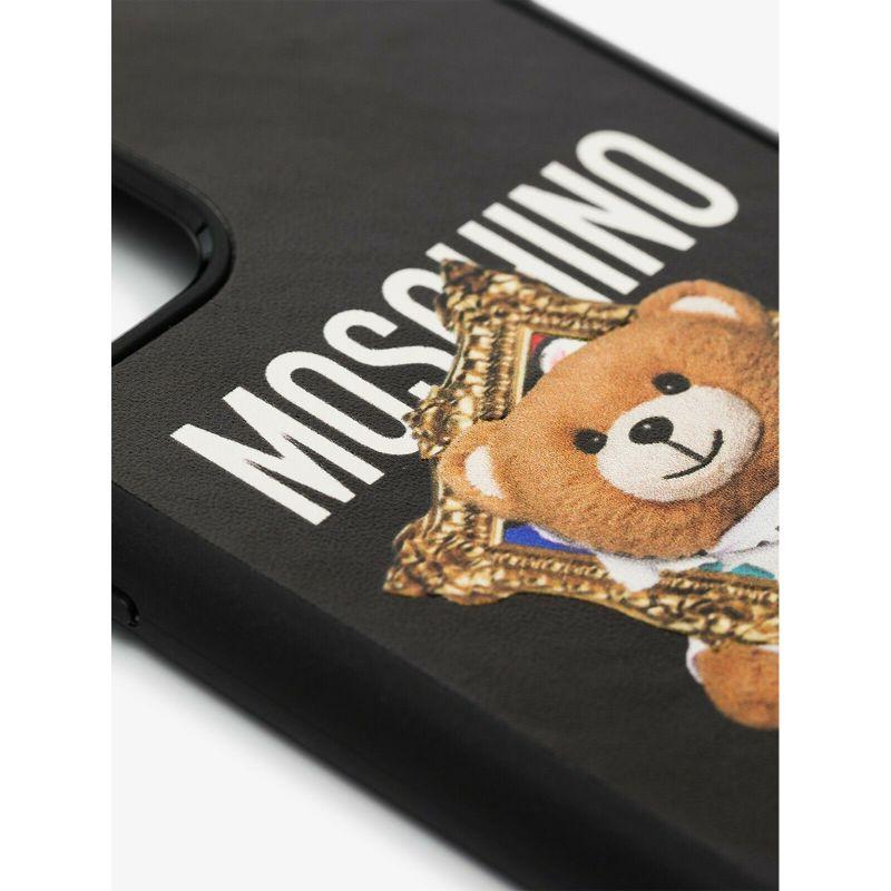 SS20 Moschino Couture Jeremy Scott Teddy Bear in Frame Case for Iphone x / xS

Additional Information:
Material: Plastic
Color: Black/Multi-color
Pattern: Teddy Bear in Frame
Compatible Model: For Apple iPhone x, For Apple iPhone xS	
100%
