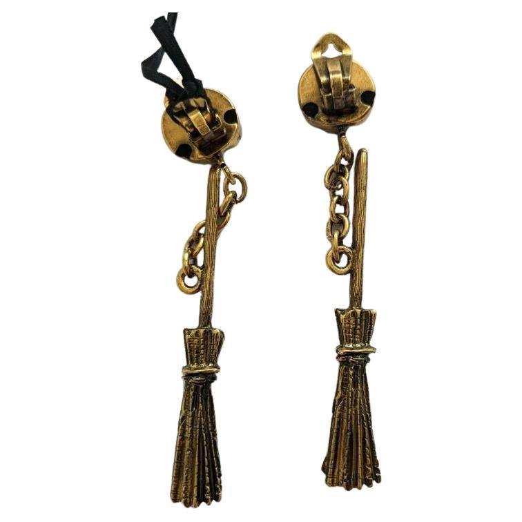 SS20 Moschino Couture Jeremy Scott Witch Broom Clip on Gold Earrings Trick /chic

Additional Information:
Material: Metal
Color: Gold
Pattern: Witch's Broom
Style: Clip
Dimension: 3.25 L in
Shape: Broom
Collection: SS20 Trick Or Chic
Features: