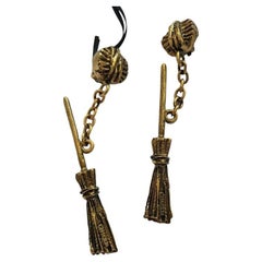 SS20 Moschino Couture Jeremy Scott Witch Broom Clip auf Gold Ohrringe Trick /Chic