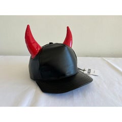 SS20 Moschino Couture Cappello in pelle con corna rosse Trick or Chic by Jeremy Scott