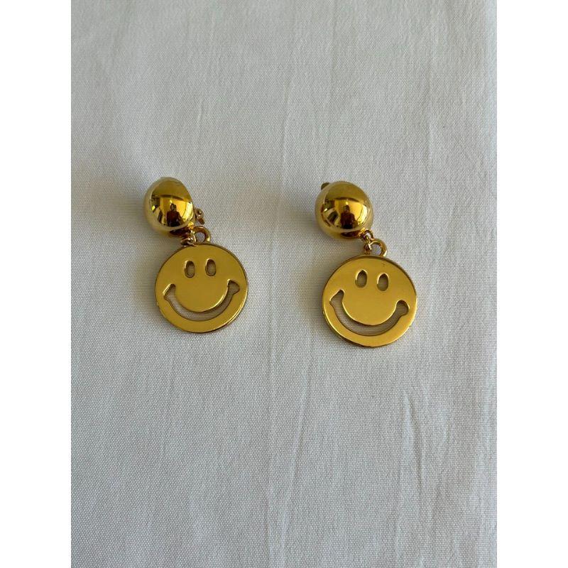 SS20 Moschino Couture Jeremy Scott Smiley ® Gold-tone Clip on Drop Earrings

Additional Information:
Material: Metal
Color: Gold
Pattern: Smiley
Style: Clip
Dimensions: 1.25