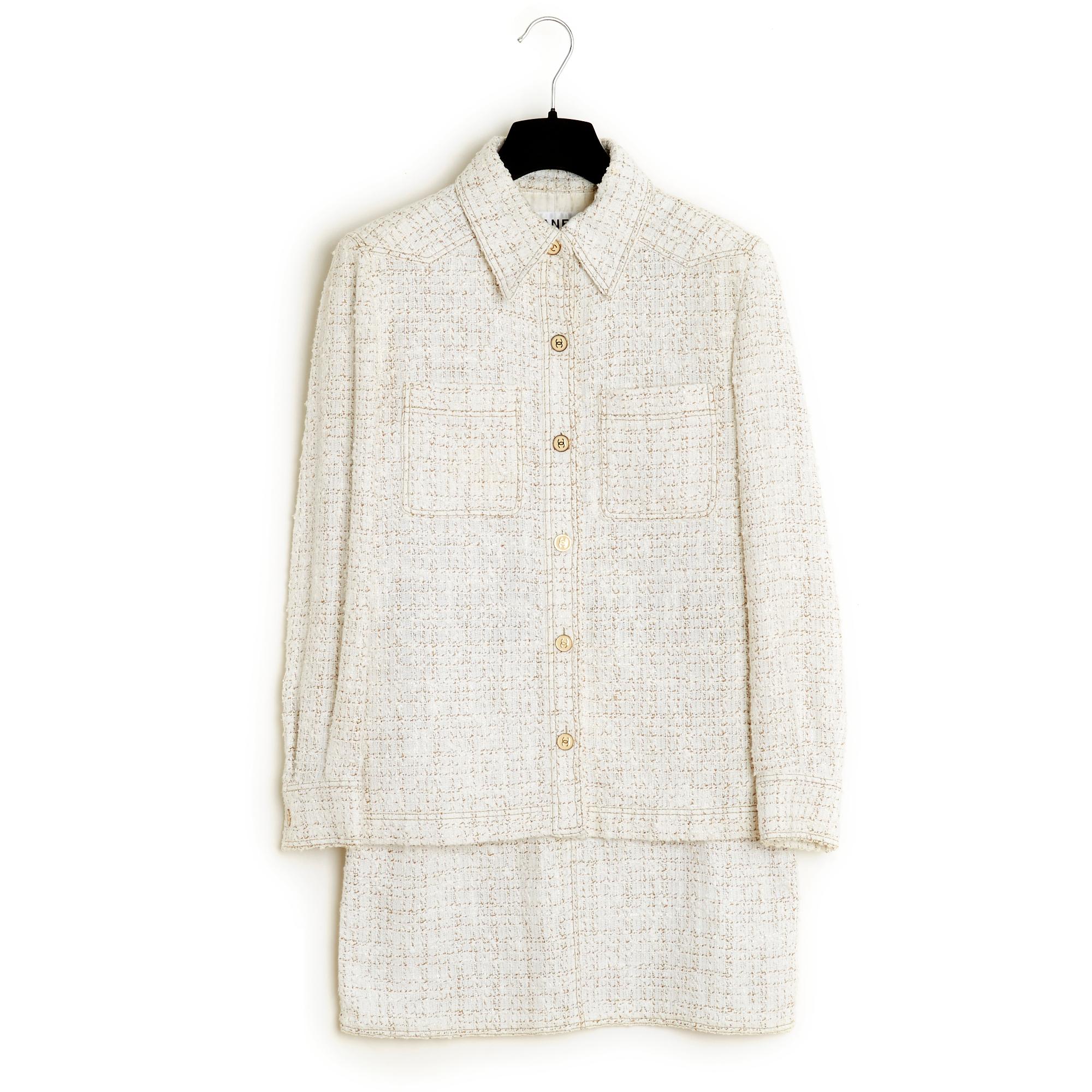 Collection Chanel printemps été 2001 en tweed de coton mélangé écru et beige composée d'une veste chemise, col classique fermé par 6 boutons logo CC, 2 poches plaquées sur la poitrine, manches longues fermées par des boutons assortis, et d'une jupe