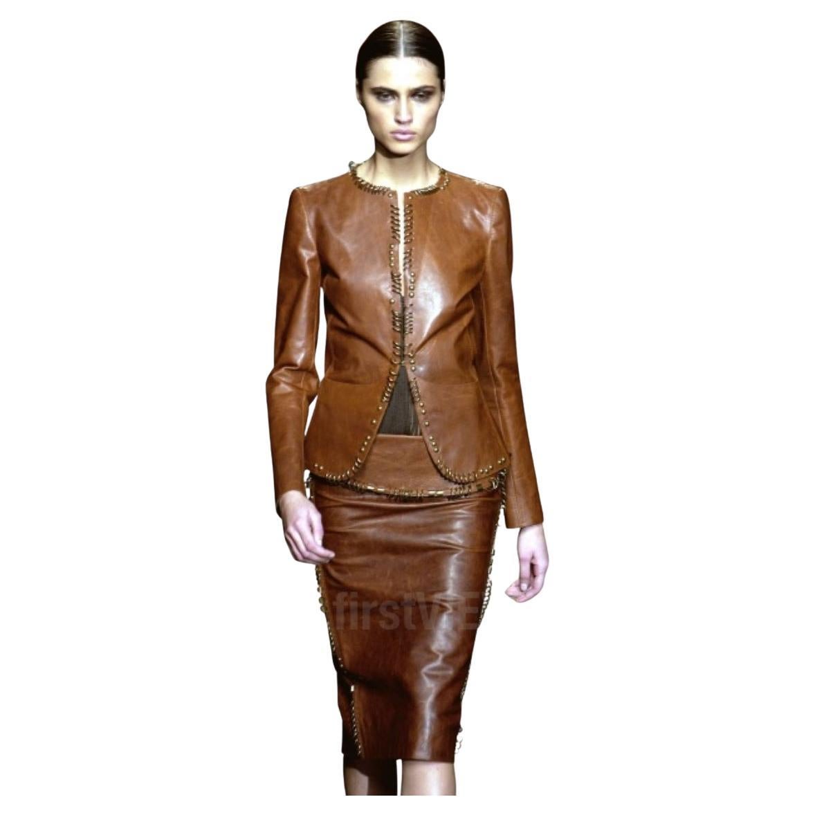 SS2002 Tom Ford for Yves Saint Laurent Safari Suede Jacket
Collection: Spring / summer 2002 Ready-to-Wear;
Country of production: Italy
Marked Size: 42 It
Main composition: 100% suede
A stunning piece made of fine suede leather, decorated with brass