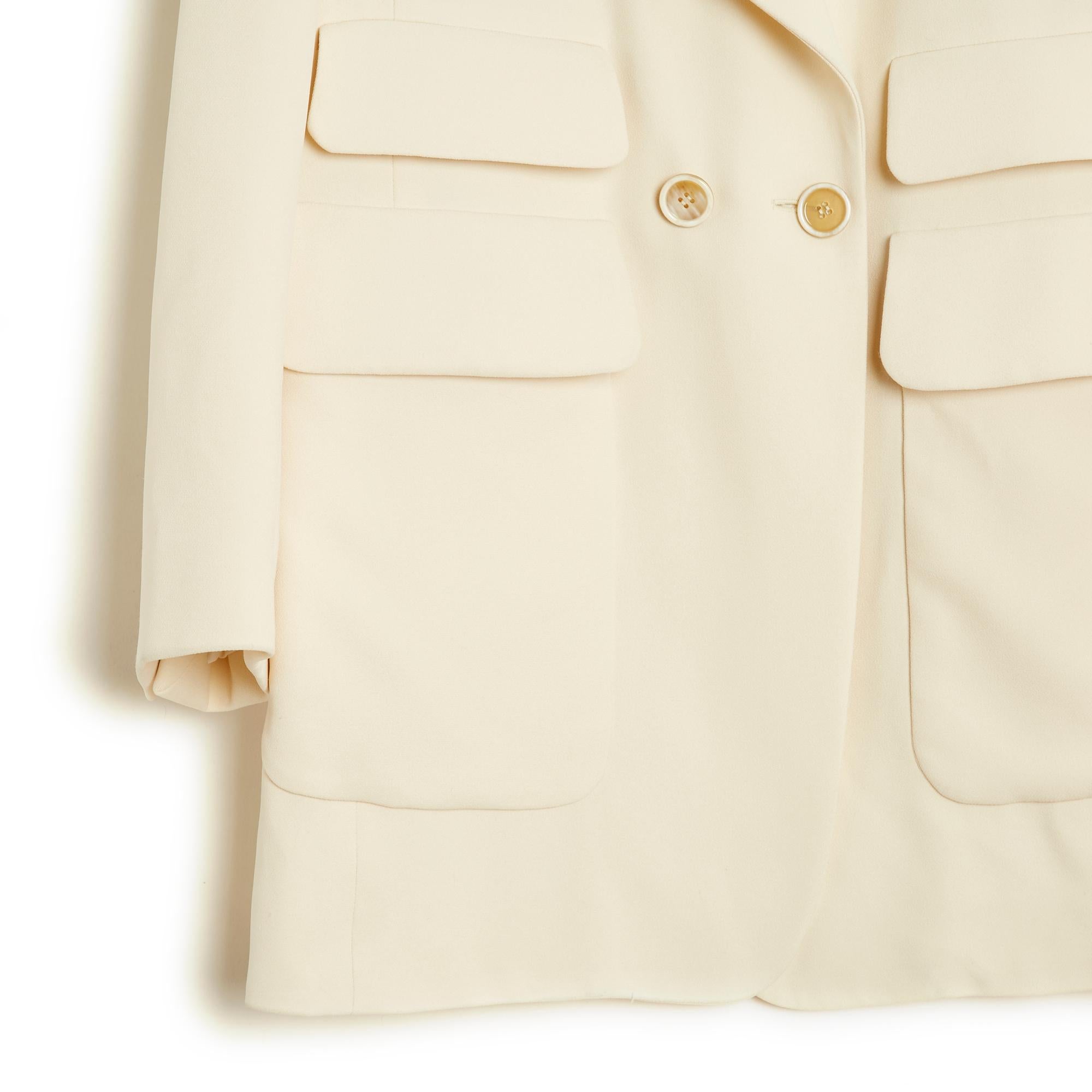 Chloé jacket Spring Summer 2015 collection in acetate crepe and ecru viscose, wide notched collar with cross-buttoning at the front, 4 large lapel pockets including 2 patch pockets, long sleeves slit at the bottom, matching silk lining. Size 42FR:
