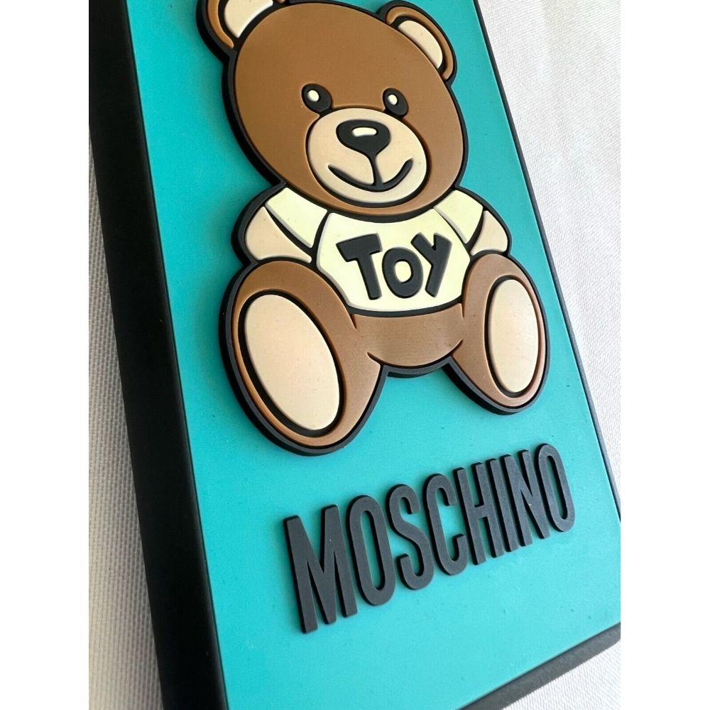 SS21 Moschino Couture Jeremy Scott Blue iPhone XS Max Case with Teddy Bear Toy

Additional Information:
Material: 40% PVC, 40% Policarbonate, 20% PU
Color: Blue, Black, White, Brown
Size: One Size
Pattern: Solid, 3D Logo Details, 3D Teddy