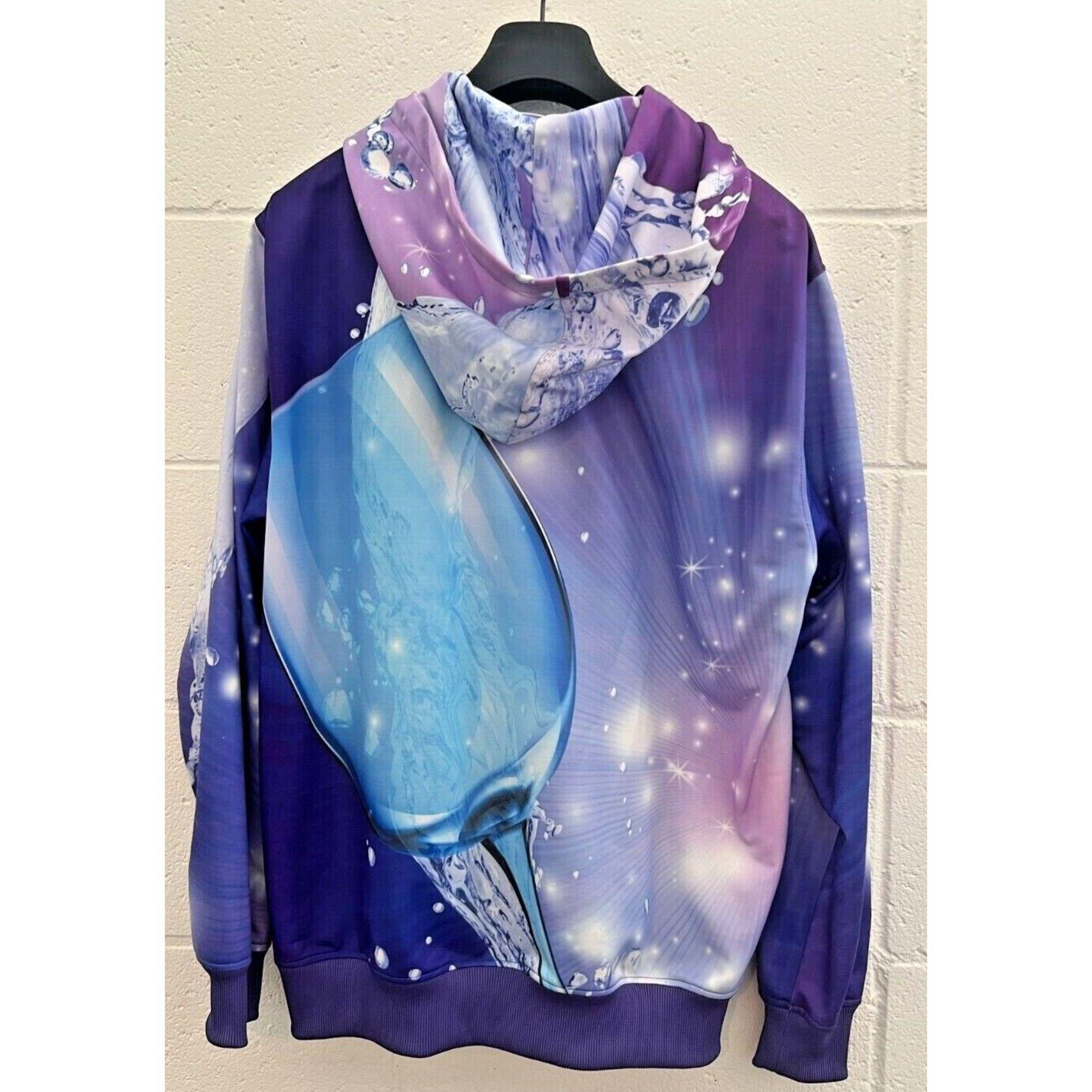 SS21 Moschino Couture Jeremy Scott Clean Power Lavavajillas Púrpura Azul Sudadera con capucha

Información adicional:
Material: 100% poliéster
Color: Azul y morado
Talla IT 40 / US 6
Estilo: Jersey
Patrón: Abstracto, Agua, Energía